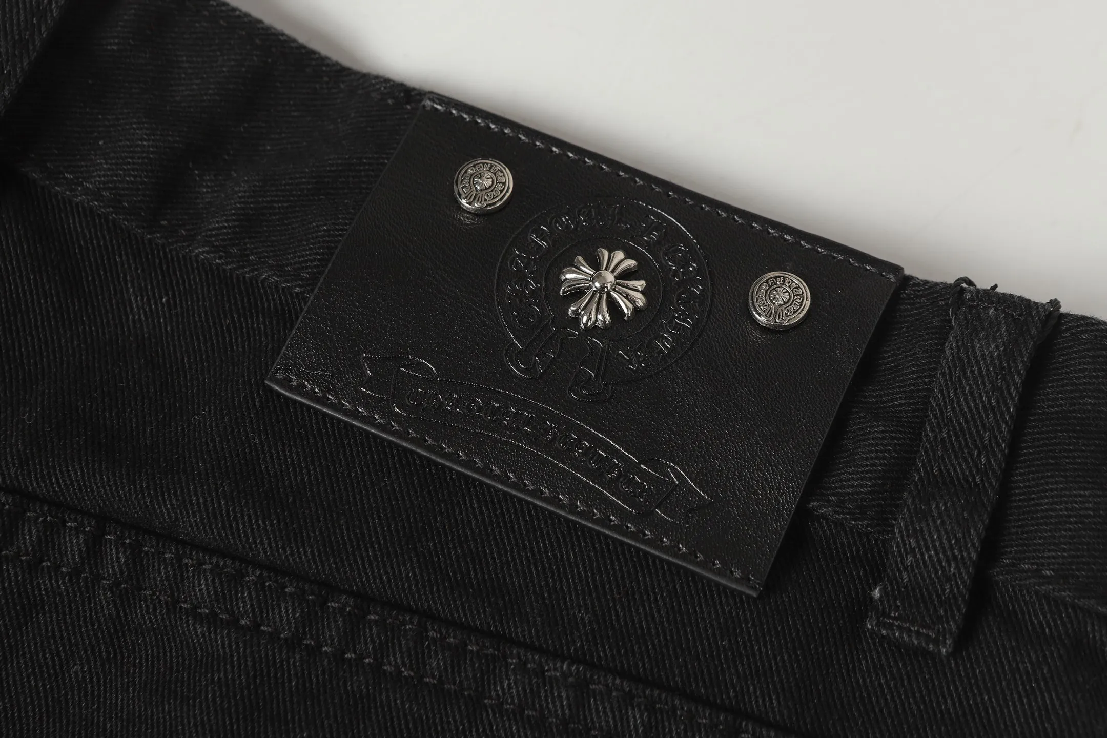 P240 Cross-border quantity model, please do not place an order if you are pursuing quality - Chrome Hearts/Chrome Heart Cross ✝️ Inlaid embroidered washed jeans, trousers and casual pants - High weight, high density and high quality. The wool is soft, delicate and skin-friendly. It feels soft and silky. It has excellent warmth and skin-friendly properties. - Customized weaving and dyeing, no color difference. No matter the fabric or workmanship details, it beats the ordinary version on the market. - Hardware zipper accessories are all customized, full of details -Colour: washed black -Size: 28 30 32 34 36